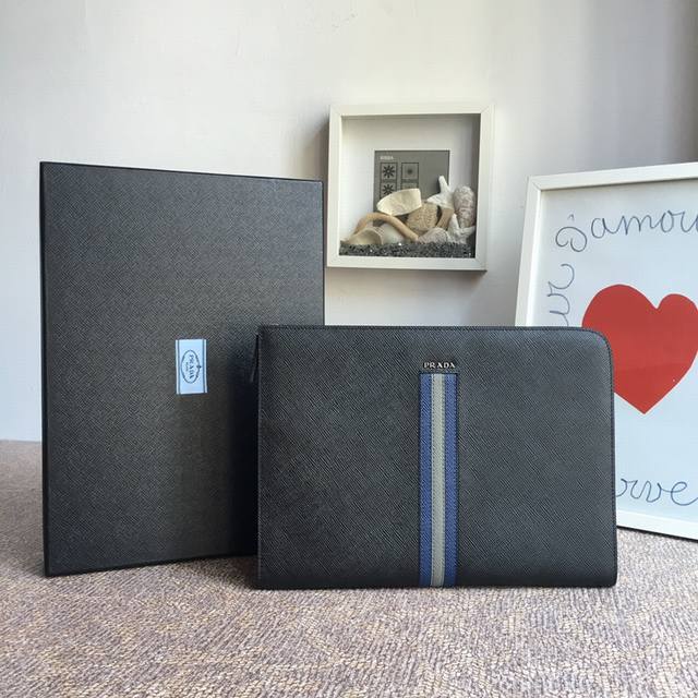 p家岀新款手包，2Vn003黑，独家首发7字拉琏形，2017年最新款手包，采用进口粗十字纹＋顶级五金，175代工码，长33X高24Cm