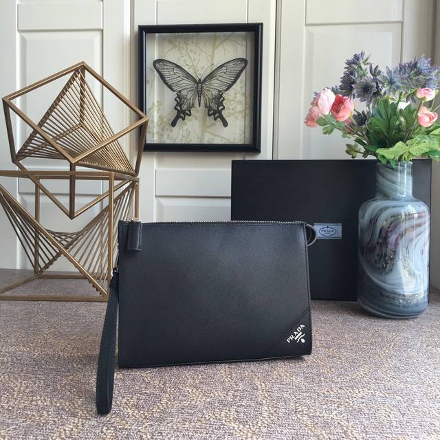 p家岀新款手包2Ve009V角唛，专柜同步，采用进口十字纹牛皮，175代工码，简单又大方，长24X高17底6.5Cm，