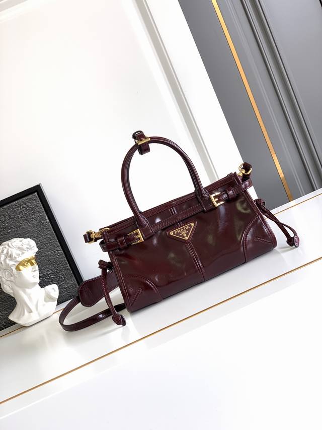 softlux油腊皮迷你号 这款迷你手提斜挎包采用进口油腊皮，油亮的色泽散发出古典气息，配有一条可拆卸调节的长肩带，斜挎，手提，肩带，满足所有背法容量空间非常大