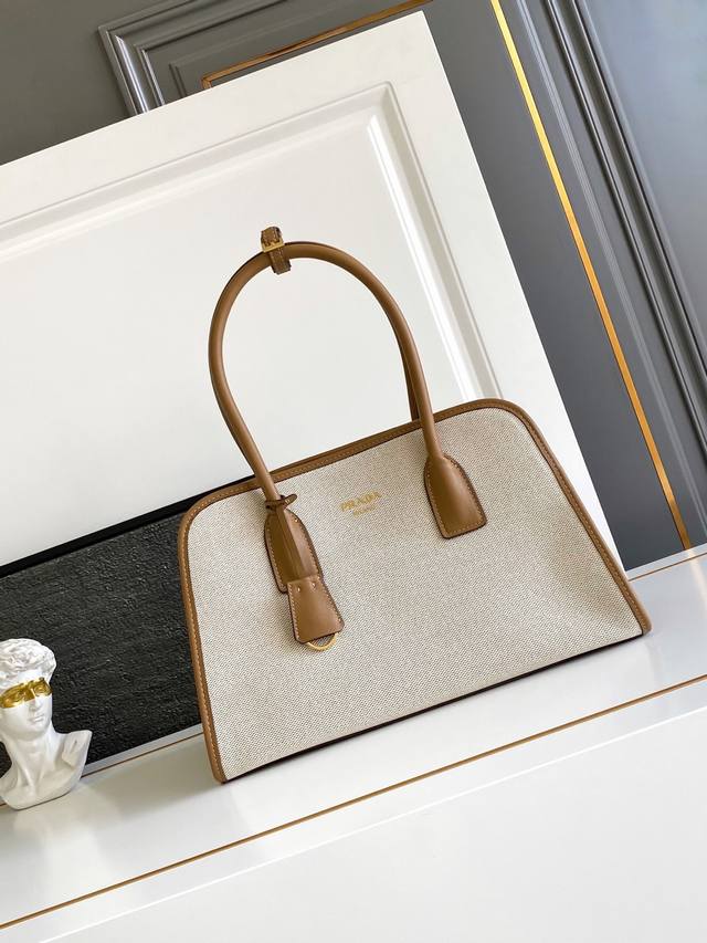 新品托特包 这款包袋结合牛皮与亚麻混纺面料的百搭风尚与轻盈质感，塑就Oversize廓形，巧妙演绎二元性。功能实用，设计精致，精湛细节彰显p家的卓越工艺。容量空