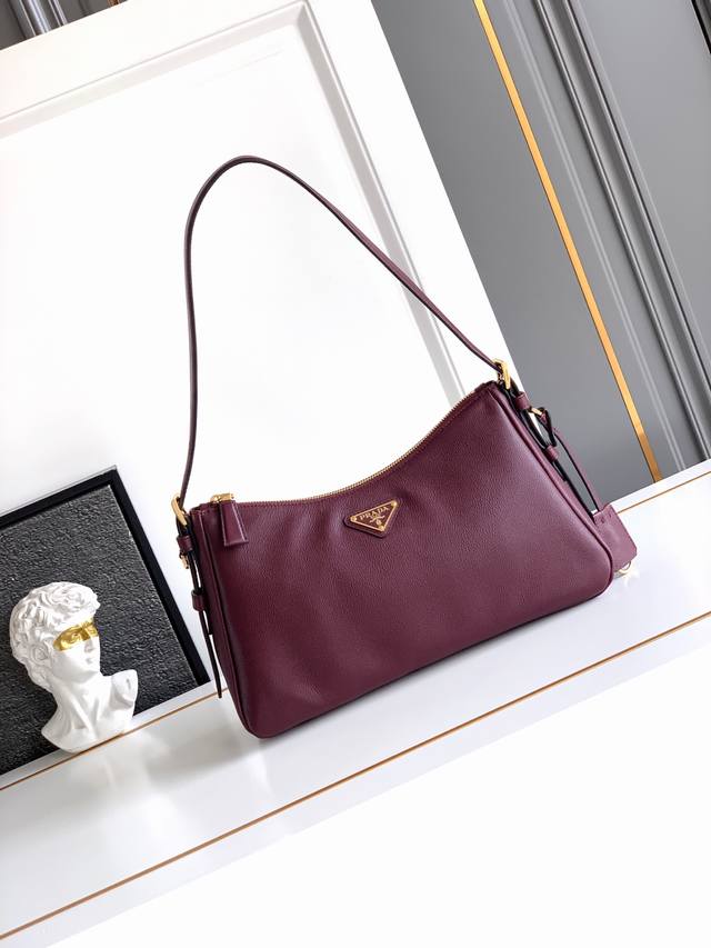 新款Aimee腋下包这款皮革Hobo腋下包设计气质简约，采用进口小牛皮，正面金属三角形珐琅徽标，配有可拆卸皮革肩带，皮质细腻柔软，实用轻便容量空间大高级百搭，又