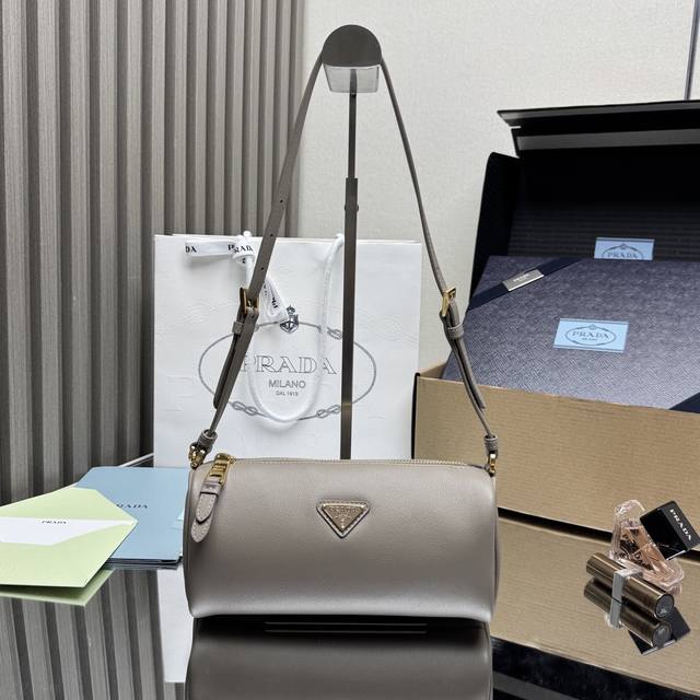 顶级原单 新款腋下包1Bc239小牛皮 这款皮革手拿包采用几何图案造型，将现代优雅气质与实用功能融为一体。可调节皮革提手，标志性的三角形金属徽标，徽标印花尼龙衬