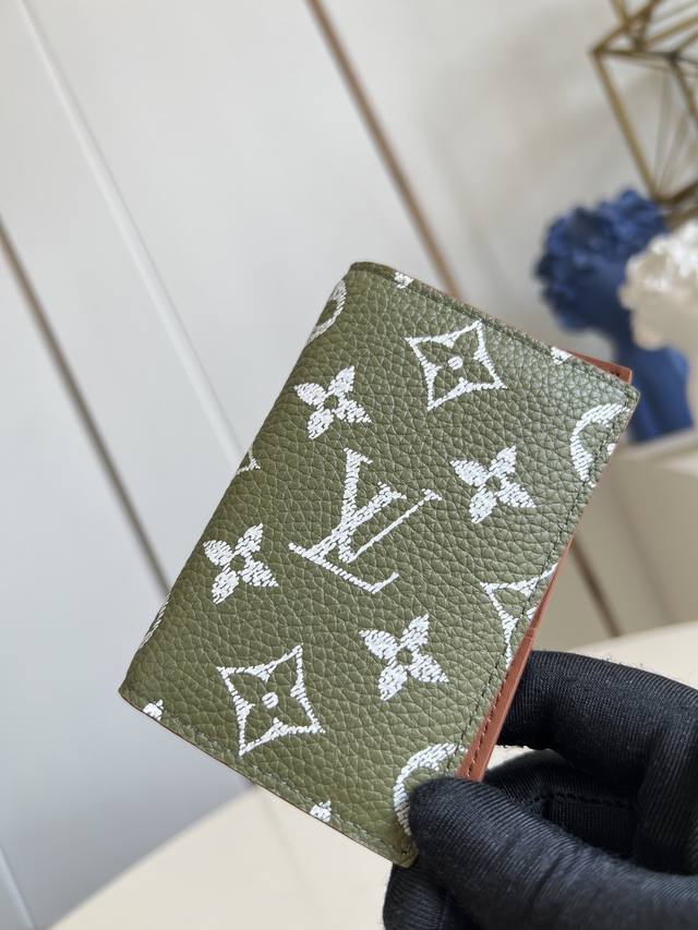 出厂价p 顶级原单 M26072军绿 本款口袋钱夹取材 Brushed Monogram 皮革，呈现褪色效果 Monogram 印花和做旧质感，致意牛仔长期使用