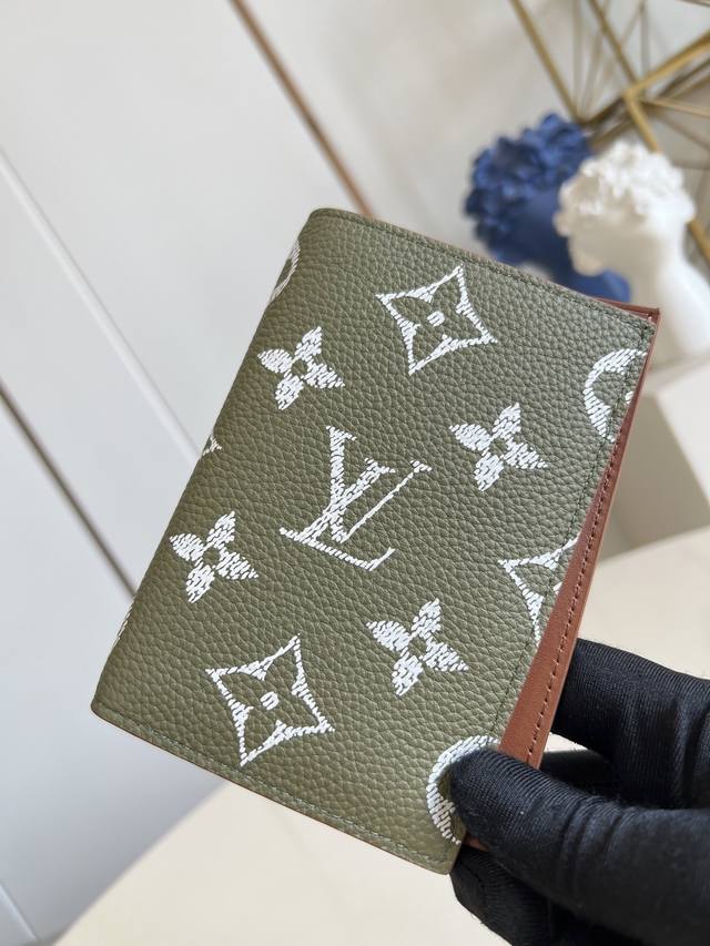 出厂价p 顶级原单 M26059军绿 现代旅行者的心仪配饰，此款涂层帆布材质的护照封套是时尚感与实用性的结合。配有四个信用卡插槽与两个便利口袋，快捷取用护照。1