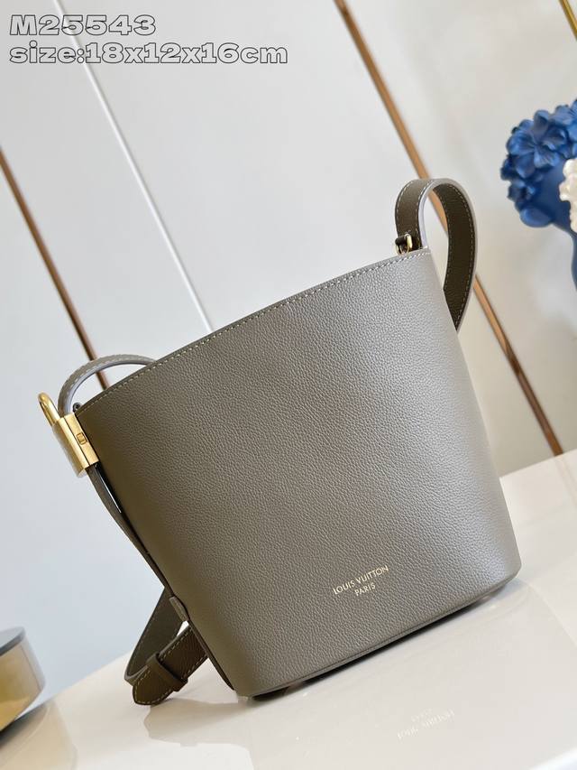 出厂价p 顶级原单 M25543浅绿 本款 All In Bb 手袋出自 Low Key 系列，采用粒面牛皮革塑造紧凑水桶包构型，以多种背携方式游刃昼夜场合。做