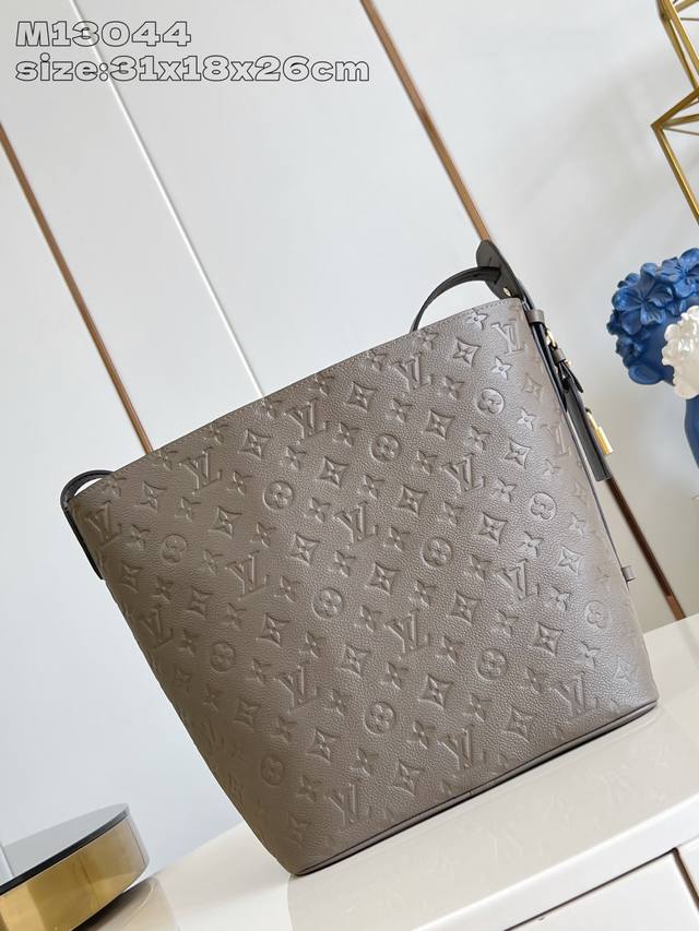 出厂价p 顶级原单 M13044浅绿压花压花 本款 All In 大号手袋以标志性 Monogram Empreinte 皮革巧妙构筑一体两式的水桶包设计，借可