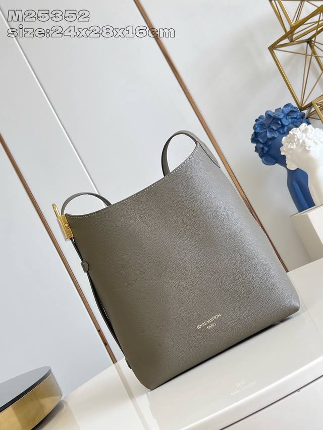 出厂价p 顶级原单 M25352墨绿 Low Key Hobo 小号手袋为光滑牛皮革搭配绒面牛皮革内衬,可容纳短款钱夹、大号智能手机、钥匙和其他小物。肩带可通过 出厂价p 顶级原单 M25352墨绿 Low Key Hobo 小号手袋为光滑牛皮革搭配绒面牛皮革内衬,可容纳短款钱夹、大号智能手机、钥匙和其他小物。肩带可通过