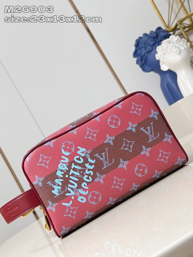 出厂价p 顶级原单 M26903 本款 Locker Dopp Kit 盥洗袋取材 Monogram 帆布，融汇当代潮流和典雅格调。紧凑构型内含充裕空间，轻松收