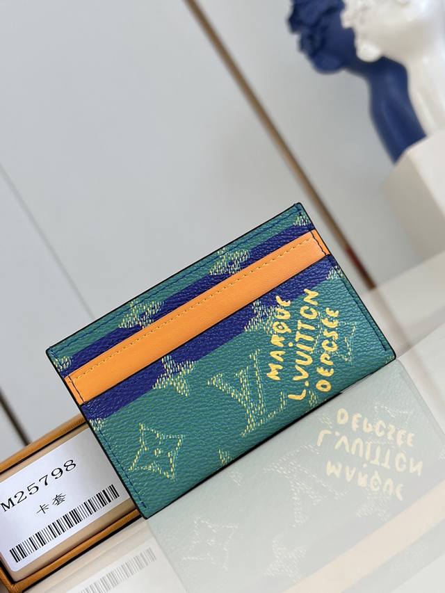 出厂价p 顶级原单 M25798 此款采用全新 Monogram Eclipse 涂层帆布材质的卡片夹风格靓丽而时髦,体积小巧,可轻松收入口袋中。配有中央口袋与 出厂价p 顶级原单 M25798 此款采用全新 Monogram Eclipse 涂层帆布材质的卡片夹风格靓丽而时髦,体积小巧,可轻松收入口袋中。配有中央口袋与