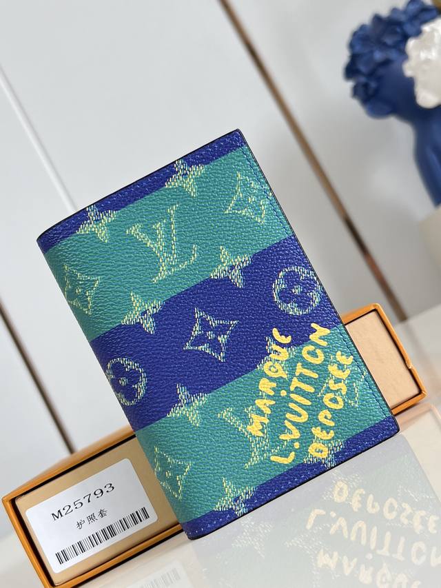 出厂价p 顶级原单 M25793蓝 现代旅行者的心仪配饰,此款涂层帆布材质的护照封套是时尚感与实用性的结合。配有四个信用卡插槽与两个便利口袋,快捷取用护照。10 出厂价p 顶级原单 M25793蓝 现代旅行者的心仪配饰,此款涂层帆布材质的护照封套是时尚感与实用性的结合。配有四个信用卡插槽与两个便利口袋,快捷取用护照。10