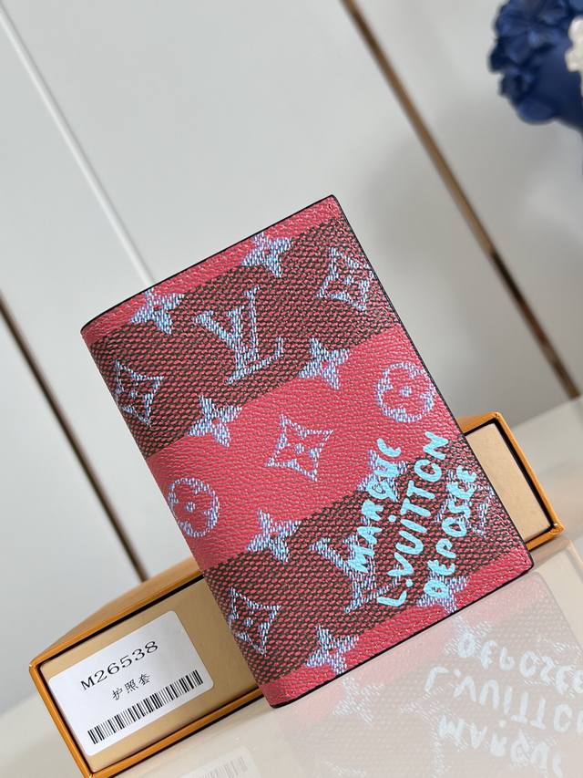 出厂价p 顶级原单 M26538红 现代旅行者的心仪配饰，此款涂层帆布材质的护照封套是时尚感与实用性的结合。配有四个信用卡插槽与两个便利口袋，快捷取用护照。10