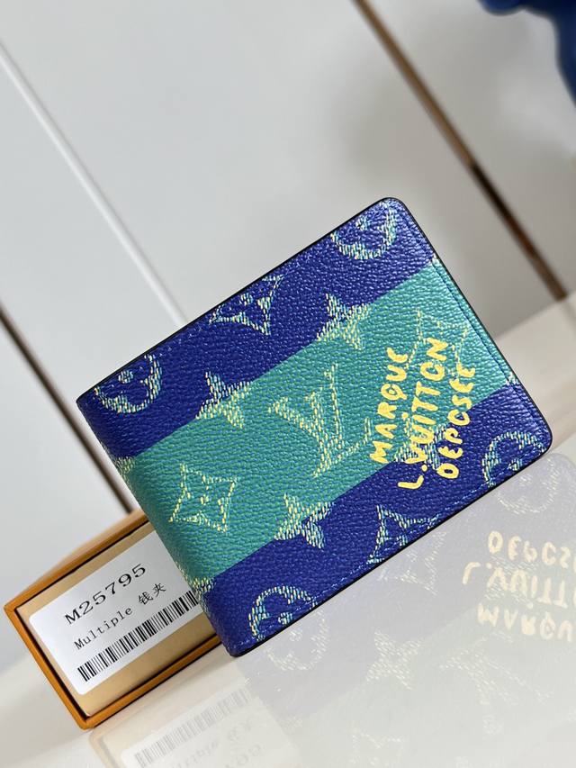 出厂价p 顶级原单 M25795蓝 Multiple 钱包采用 Monogram 帆布制造，设有多个口袋，可供放置信用卡、纸币、发票。11.5 X 9 X 1.