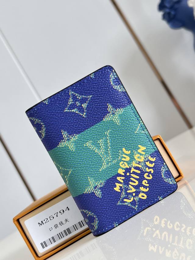 出厂价p 顶级原单 M25794蓝 本款口袋钱夹取材 Brushed Monogram 皮革，呈现褪色效果 Monogram 印花和做旧质感，致意牛仔长期使用的