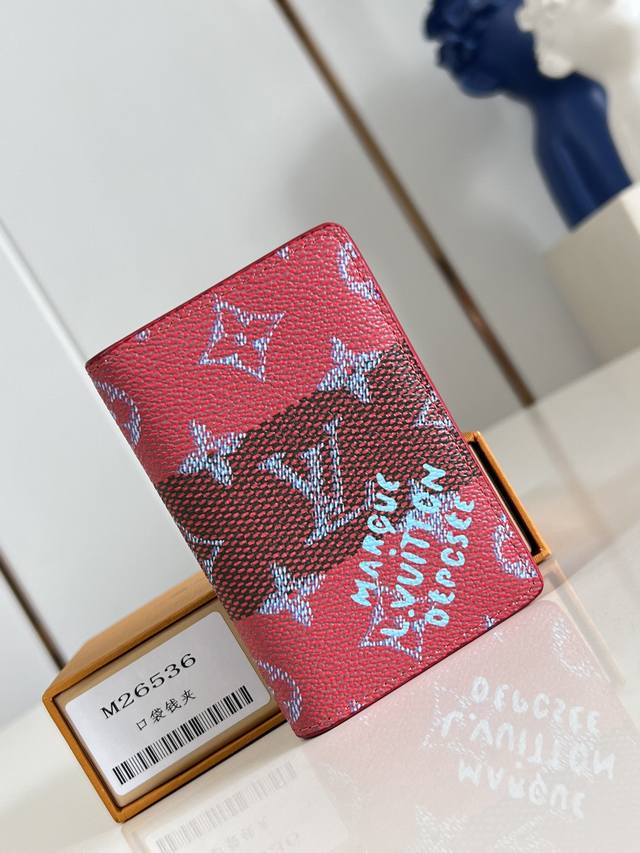 出厂价p 顶级原单 M26536红 本款口袋钱夹取材 Brushed Monogram 皮革，呈现褪色效果 Monogram 印花和做旧质感，致意牛仔长期使用的