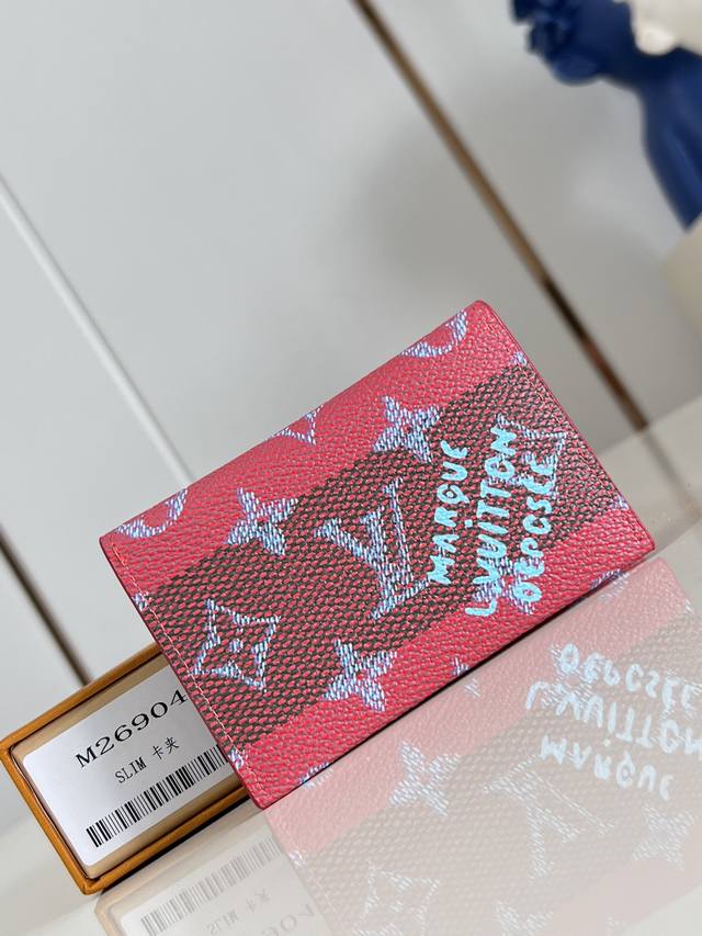 出厂价p 顶级原单 M26904红 以经典 Monogram 涂层帆布制作，这款 Enveloppe Carte De Visite 名片夹让您可以精致地把名片