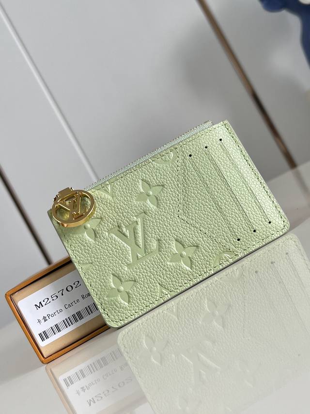 出厂价p 顶级原单 M25702绿 這款Romy名片夾以Monogram Empreinte壓花皮革製造，粉彩色調為實用百搭的配飾添上鮮明的柔美氣息。此優雅的配