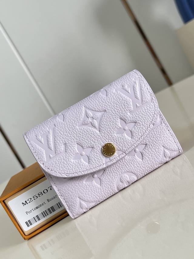 出厂价p 顶级原单 M25807紫 這款Rosalie零錢包以柔軟Monogram Empreinte粒面皮革製造,綴有標誌性的Monogram壓花圖案。這款小 出厂价p 顶级原单 M25807紫 這款Rosalie零錢包以柔軟Monogram Empreinte粒面皮革製造,綴有標誌性的Monogram壓花圖案。這款小