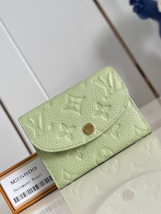 出厂价p 顶级原单 M25809绿 這款Rosalie零錢包以柔軟Monogram Empreinte粒面皮革製造，綴有標誌性的Monogram壓花圖案。這款小