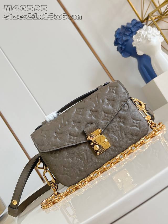 出厂价p 顶级原单 M46595浅绿压花 本款 pochette MéTis East West 手袋身披 Epi 皮革亮相 Monogram Empreint