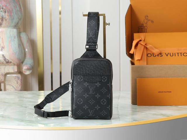 出厂价p 顶级原单 独家实拍 M30741黑花 Outdoor 单肩包Taigarama 系列全新推出此款 Outdoor 单肩包，采用柔韧 Taga 皮革和经