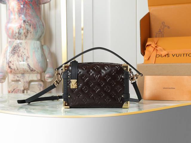 出厂价p 顶级原单 独家实拍 M26304巧克力色油蜡皮 全皮压花软盒子 Side Trunk 中号手袋 在 2025 秋冬系列中持续演绎路易威登的制箱传统。本