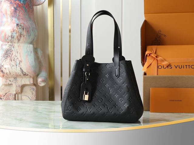 出厂价p 顶级原单 独家实拍 M25858 本款 All In One 小号手袋拓展 All-In 系列的容量定义，可化身圆润 Hobo 手袋或敞口托特包，令日