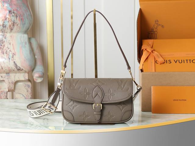 出厂价p 顶级原单 独家实拍 M46386卡其绿 M15049 全皮压花法棍包 Diane 手袋 本款 Diane 手袋为 Monogram Empreinte