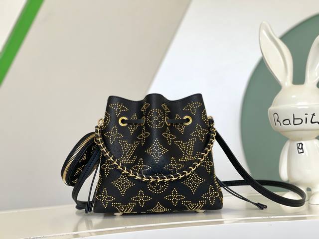 出厂价p 海原外单 独实家拍 Bella 水桶包 M23392 黑色 钉钉 出自 Constellation 系列，采用经过覆膜处理的精巧饰钉勾勒 Monogr