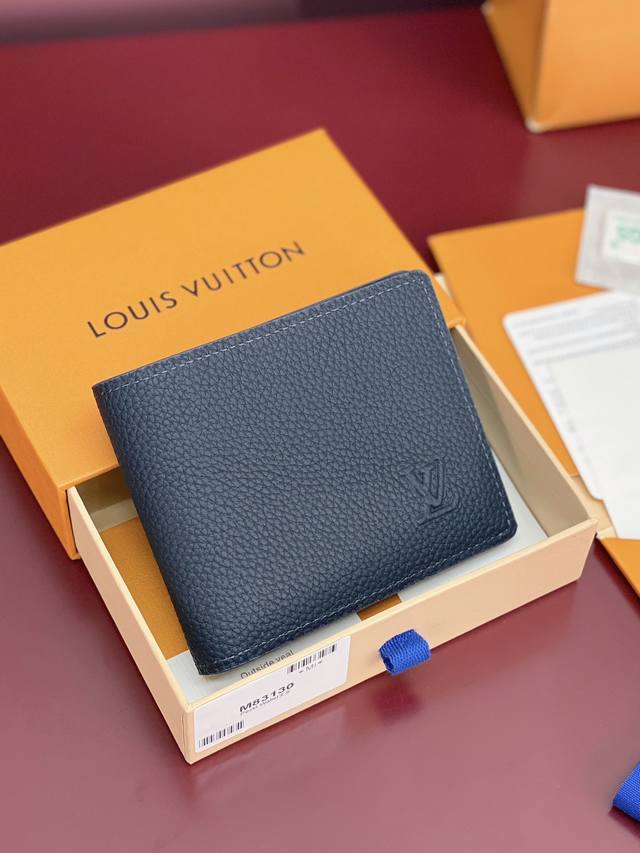 出厂价p M83128 宝蓝！凹凸标！Multiple 短夹！头层牛皮制作、钱夹设计清爽简洁，Monogram Shadow 牛皮革面料质地十分柔软，饰有标志性