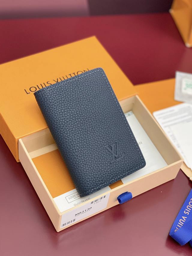 出厂价p M83130 宝蓝！凹凸标！Taurillon 卡包！头层牛皮材质、本款口袋钱夹为 Taurillon 皮革。尺寸小巧却容量充裕，内含口袋和卡位等功能