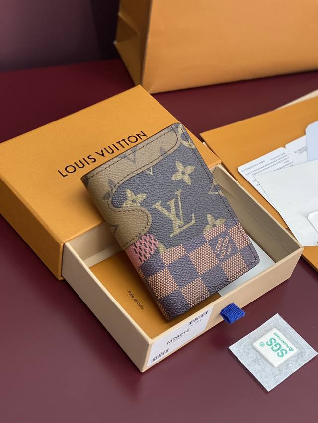 出厂价p M26010 拼接！口袋钱夹！本款口袋钱夹出自 Monogram Landscape 系列，为 Monogram 帆布表面缝制 Monogram Re