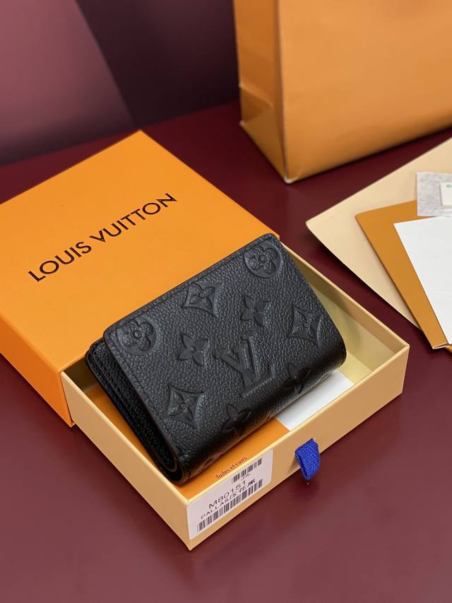 出厂价p M80151 黑色压花！CléA钱夹采用Monogram Empreinte柔软粒面牛皮制成，饰有路易威登标志性Monogram图案。这种型号以其时尚