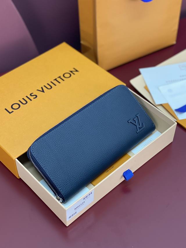 出厂价p M80334 蓝色!Aerogram皮革散发着精致的氛围和Maison Ms特有的随意个性的“Zippy Wallet Vertical”。使用了让人 出厂价p M80334 蓝色!Aerogram皮革散发着精致的氛围和Maison Ms特有的随意个性的“Zippy Wallet Vertical”。使用了让人