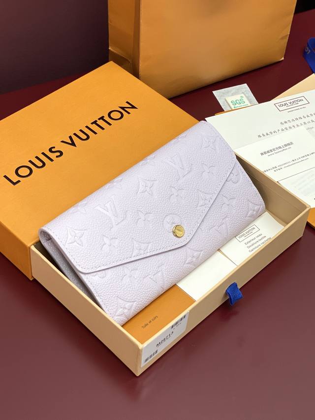 出厂价p M25713 雾紫色！变码芯片！本款 Sarah 钱夹为 Monogram Empreinte 皮革压印经典 Monogram 图案，以信封式翻盖开启