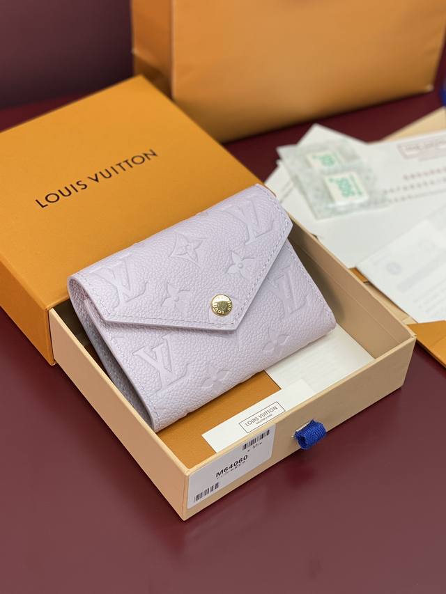 出厂价p M64060 雾紫色！变码芯片！钱夹由柔软的Monogram Empreinte皮革裁制而成的Zoé钱夹，饰有经典的路易威登Monogram压纹。轻松