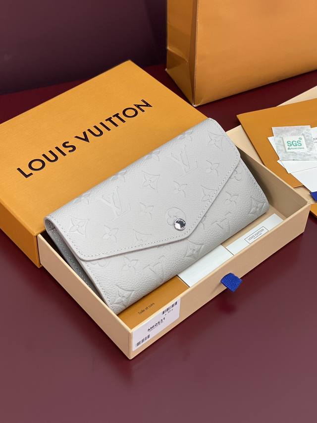 出厂价p M60531 灰雾色！变码芯片！本款 Sarah 钱夹为 Monogram Empreinte 皮革压印经典 Monogram 图案，以信封式翻盖开启