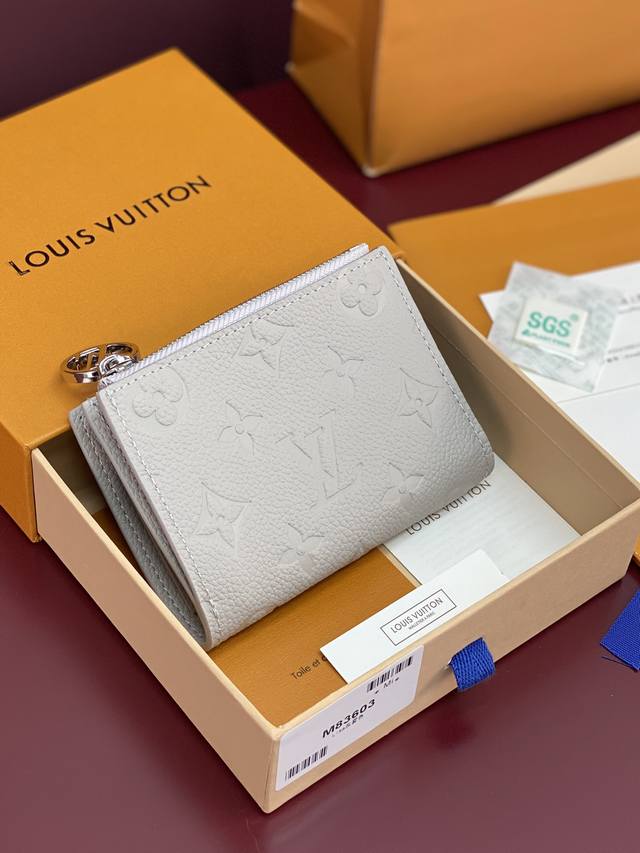 出厂价p M83603 灰雾色!变码芯片!采用头层牛皮制作!portefeuil Lisa 紧凑型钱夹、用Monogram帆布制作 带有拉手的带夹层的硬币口袋的 出厂价p M83603 灰雾色!变码芯片!采用头层牛皮制作!portefeuil Lisa 紧凑型钱夹、用Monogram帆布制作 带有拉手的带夹层的硬币口袋的