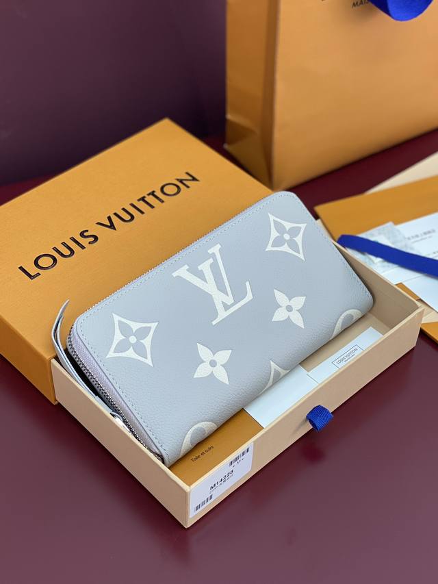 出厂价p M14228 灰雾丝印！芯片版！拉鏈錢包、這款拉鏈錢包以雙色Monogram Empreinte皮革製造，Monogram圖案以壓花和印花技術綴於小牛