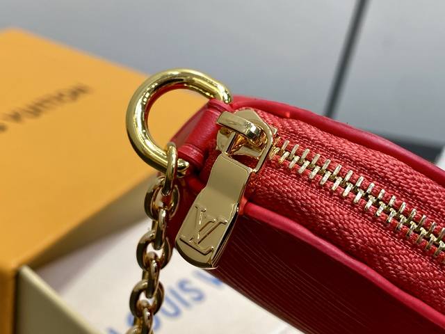 原单精品 M25687红色 链条口红包化妆包 当季新款 Lipstick 化妆包 Lipstick 化妆包以迷你版本解构品牌化妆包的经典构型,打造单只唇膏的收纳 原单精品 M25687红色 链条口红包化妆包 当季新款 Lipstick 化妆包 Lipstick 化妆包以迷你版本解构品牌化妆包的经典构型,打造单只唇膏的收纳