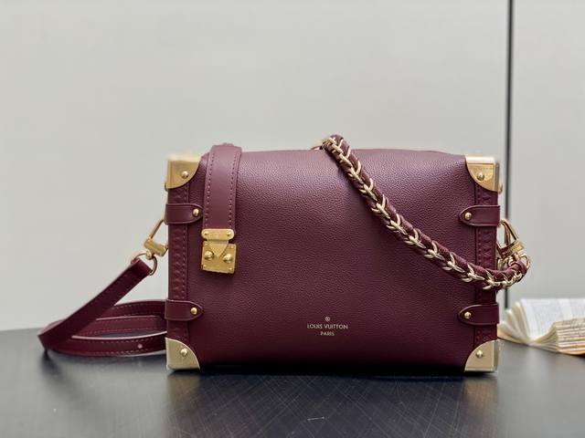 原单精品 M25669枣红色 全皮链条软盒子 Side Trunk Mm 手袋 这款侧行李箱Mm提供优雅的酒红色配色,灵感来自La Beauté Louis V 原单精品 M25669枣红色 全皮链条软盒子 Side Trunk Mm 手袋 这款侧行李箱Mm提供优雅的酒红色配色,灵感来自La Beauté Louis V