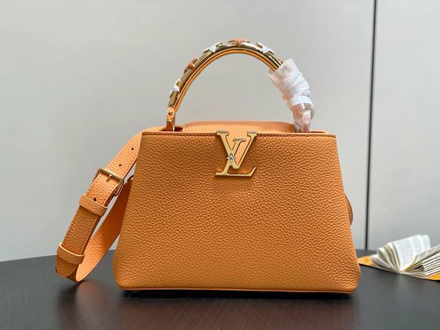 原单精品 M14976土黄 四叶草全皮Cap那英款 本款Capucines Bb手袋 于手柄融入精致Monogram花卉，以细腻笔触呈现Lv标识的立体观感，为柔