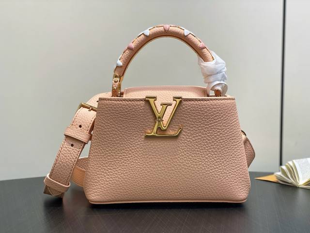 原单精品 M14976裸色 四叶草全皮Cap那英款 本款Capucines 迷你手袋 于手柄融入精致Monogram花卉，以细腻笔触呈现Lv标识的立体观感，为柔