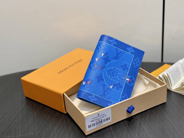 原单精品 M26795蓝色 印花护照夹护照套 Early Access Lv Nigo联名 passport Cover 护照套 M27229粉色 受驻扎在日本