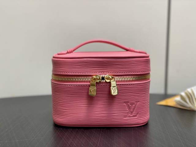 原单精品 M25857粉色 水波纹化妆包 当季新款 Nice Nano 化妆包 本款 Nice Nano 化妆包以粒面 Epi 皮革和可水洗织物内衬构筑华美格调 原单精品 M25857粉色 水波纹化妆包 当季新款 Nice Nano 化妆包 本款 Nice Nano 化妆包以粒面 Epi 皮革和可水洗织物内衬构筑华美格调