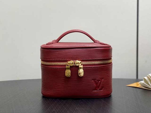 原单精品 M25857酒红 水波纹化妆包 当季新款 Nice Nano 化妆包 本款 Nice Nano 化妆包以粒面 Epi 皮革和可水洗织物内衬构筑华美格调
