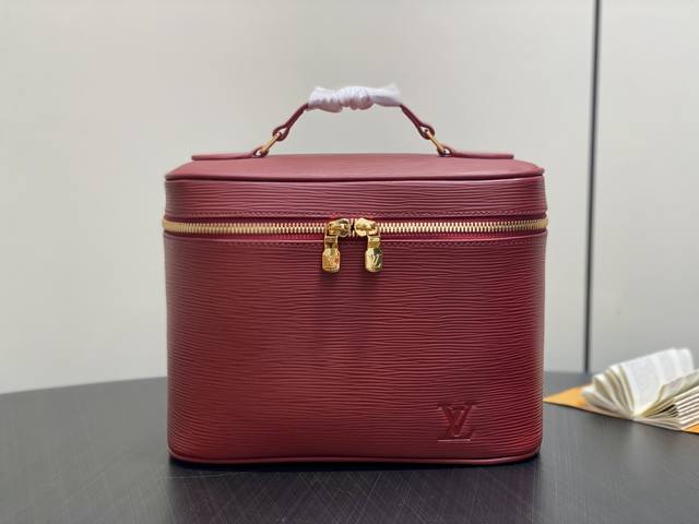 原单精品 M25856酒红 水波纹化妆包 当季新款 Nice Bb 化妆包 本款 Nice 迷你化妆包撷取路易威登美妆系列的唇膏色彩，以 Epi 粒面皮革塑造柔