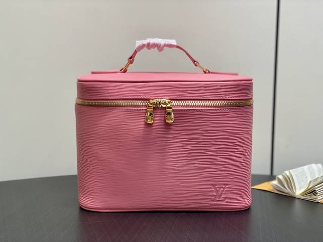 原单精品 M25856粉色 水波纹化妆包 当季新款 Nice Bb 化妆包 本款 Nice 迷你化妆包撷取路易威登美妆系列的唇膏色彩，以 Epi 粒面皮革塑造柔