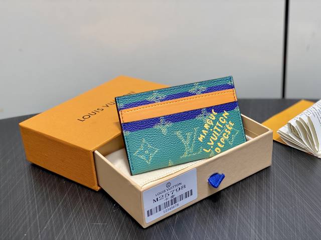 原单精品 M25798绿色 丝印卡包钱包 porte Cartes Double 卡片夹 此款采用全新 Monogram Eclipse 涂层帆布材质的卡片夹风