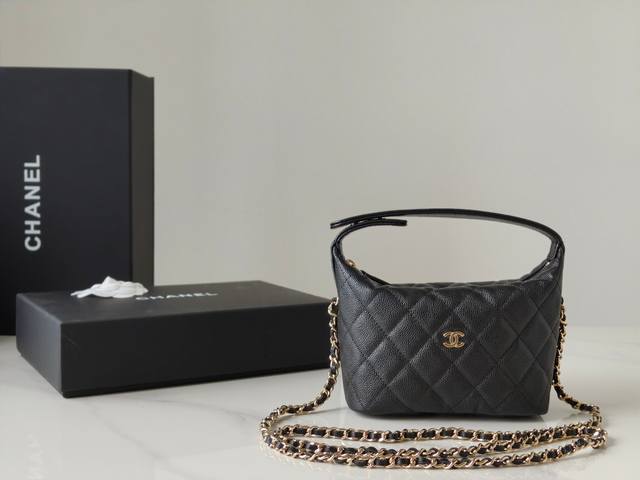 正品级 全新到货 早春 手提饭盒包 黑色 专柜售价购入开发~ 火热上线手提饭盒包 一抹经典菱格，勾勒优雅轮廓。 拎上它，你就是行走的时尚宣言 解锁新高度来成为最