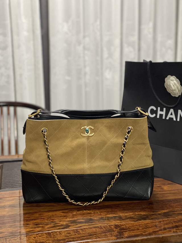 高级手工坊 麂皮包 现货啦 手工坊杭州大秀的焦点爆款经典与创新交织的杰作 灵感来自香奈儿女士的乌木漆面屏风；标志性菱格纹 、邂逅独特拼色的设计 材质的碰撞 尽显